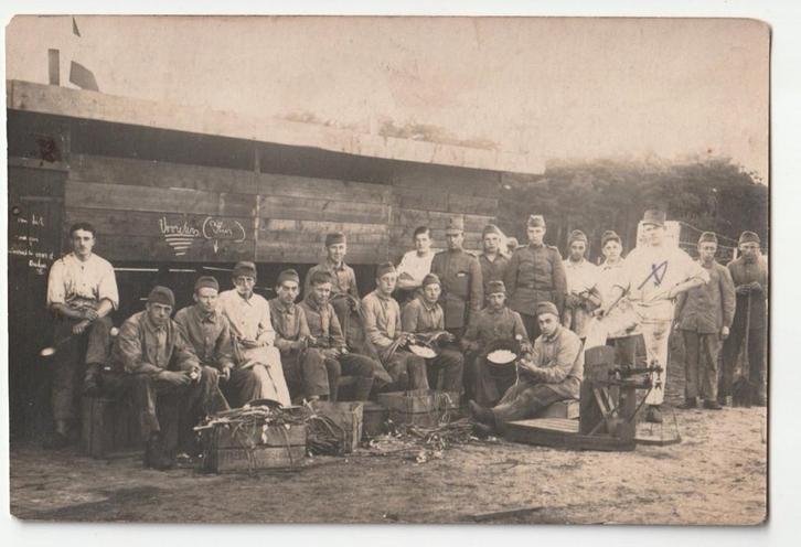fotokaart militairen mobilisatie voorbereiden eten WOI, Verzamelen, Militaria | Algemeen, Landmacht, Foto of Poster, Nederland
