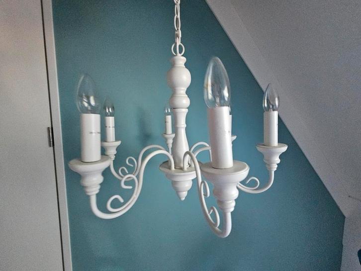 Klassieke witte kroonluchter met 6 armen en lampjes, Huis en Inrichting, Lampen | Kroonluchters, Zo goed als nieuw, Kunststof