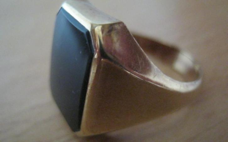14 Krt Gouden zegelring met Onyxsteen mt 18,5., Sieraden, Tassen en Uiterlijk, Ringen, Zo goed als nieuw, Heer, 18 tot 19, Goud