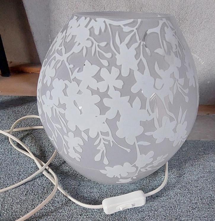 Mooie glazen tafellamp met bloemmotief, Huis en Inrichting, Lampen | Tafellampen, Zo goed als nieuw, Minder dan 50 cm, Glas, Ophalen of Verzenden