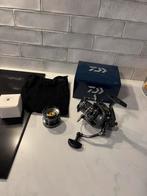 een nieuwe daiwa emcast 25 A met alu reservespoel, Watersport en Boten, Hengelsport | Zeevissen, Ophalen of Verzenden, Nieuw, Molen