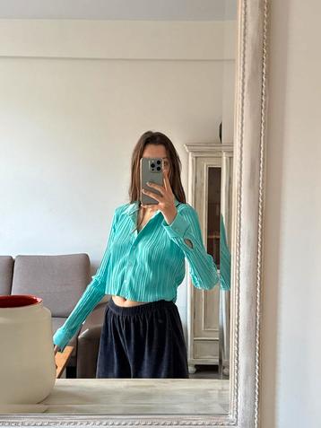 a blue shirt / een blauw shirt beschikbaar voor biedingen