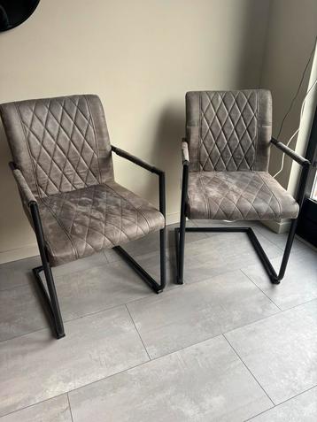 Twee stijlvolle eetkamerstoelen beschikbaar voor biedingen