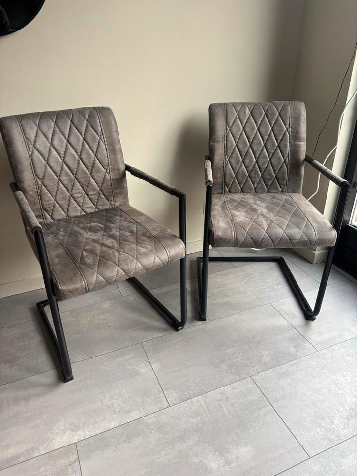 Twee stijlvolle eetkamerstoelen, Huis en Inrichting, Stoelen, Gebruikt, Twee, Metaal, Grijs, Ophalen