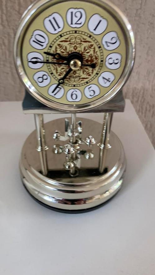 Ziverkleurige pendule, bureau of tafelklok in retrostijl New, Huis en Inrichting, Overige Huis en Inrichting, Nieuw, Ophalen of Verzenden