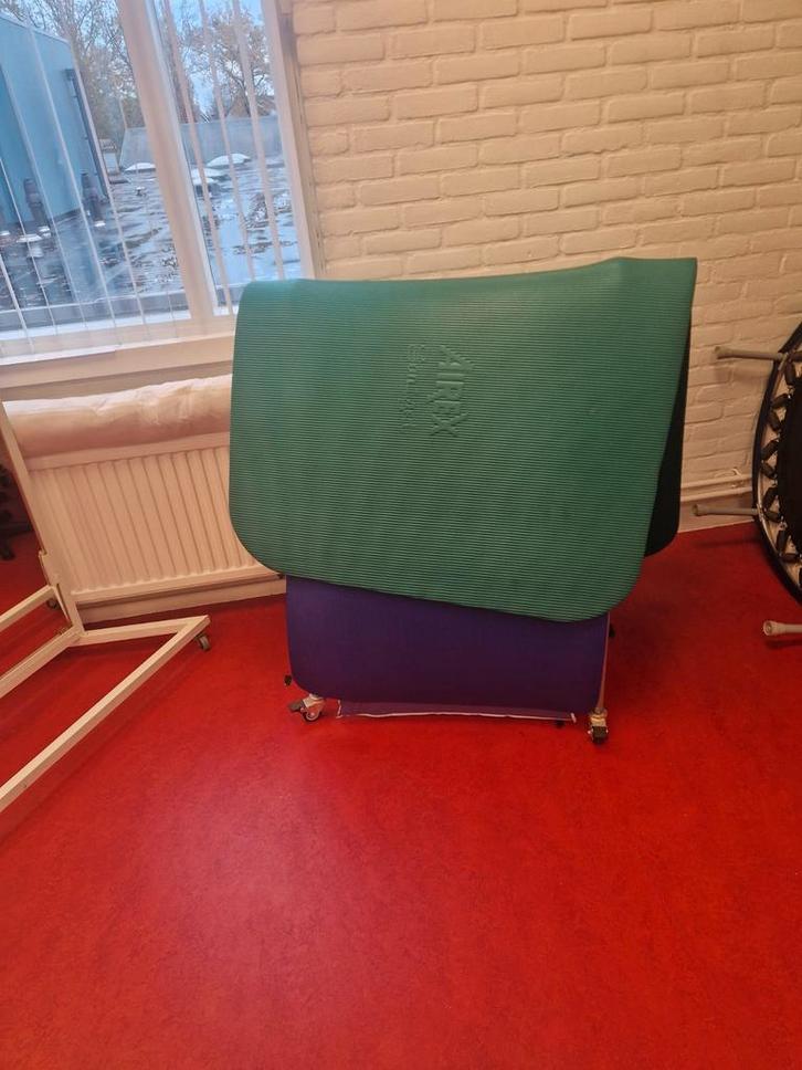 Mattenkar met 2 oefenmatten te koop, Sport en Fitness, Yoga en Pilates, Gebruikt, Ophalen