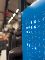 Nieuw Qlocktwo Earth Woordklok design klok Blauw 45x45, Huis en Inrichting, Woonaccessoires | Klokken, Wandklok, Digitaal, Nieuw