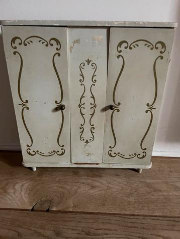 Antieke pop kledingkast beschikbaar voor biedingen