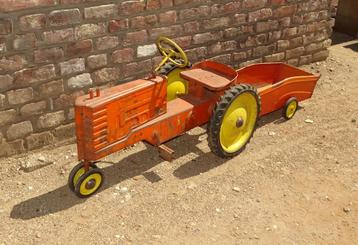 oude ijzeren traptractor tractor trapauto beschikbaar voor biedingen