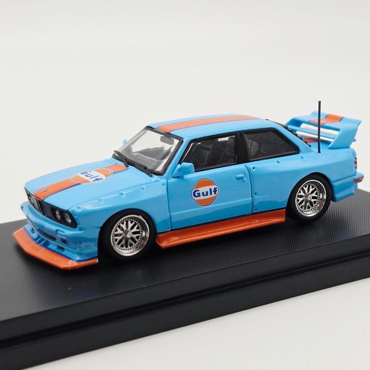 Street Weapon BMW E30 *Gulf*, blue/orange, Hobby en Vrije tijd, Modelauto's | Overige schalen, Nieuw, Ophalen of Verzenden