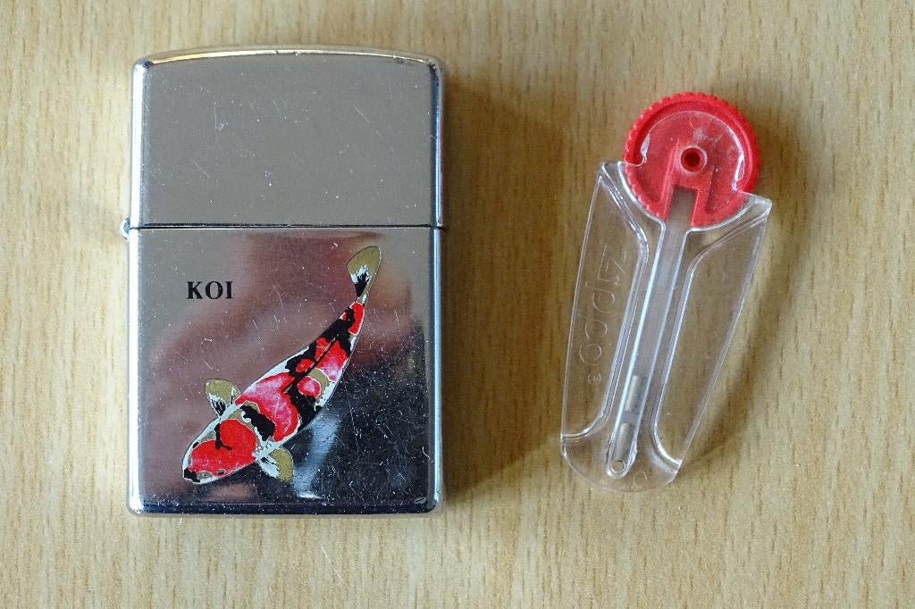 Aansteker Zippo, Koi karper, en 2 reserve vuursteentjes, Ophalen of Verzenden, Gebruikt, Aansteker