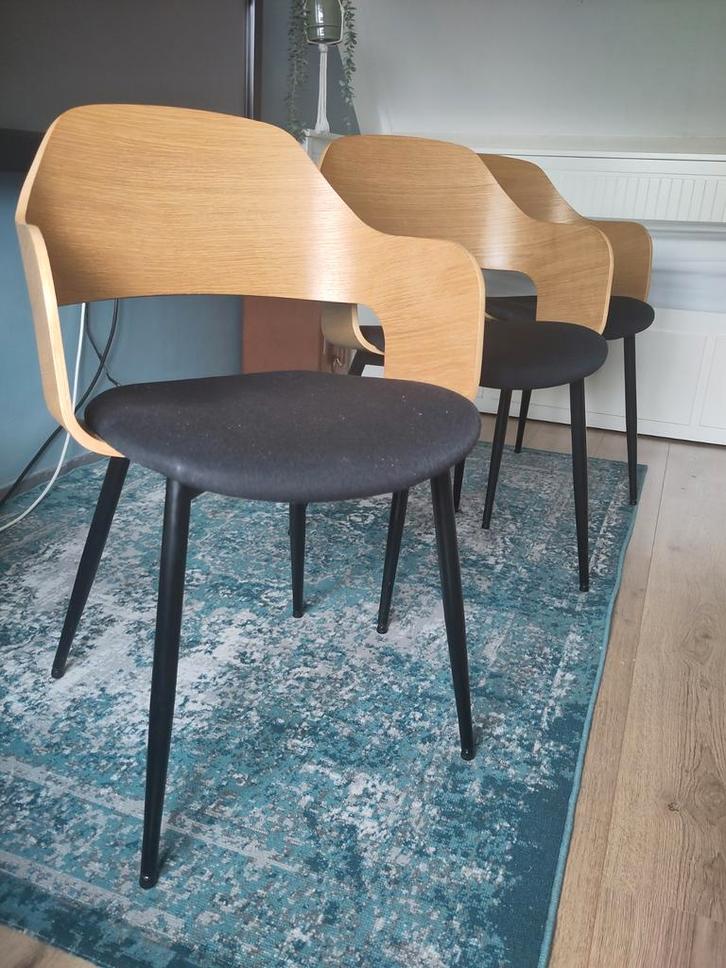Mooie eetkamerstoelen drie stuks Jysk HVIDOVRE, Huis en Inrichting, Stoelen, Gebruikt, Vier, Hout, Stof, Zwart, Ophalen