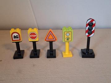 Duplo Verkeersborden Set en werkend stoplicht beschikbaar voor biedingen