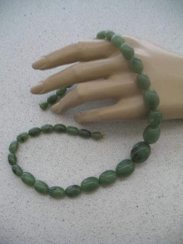 Ketting Jade Groen met Kraal-Sluiting *Lucite/Plastic Vintag beschikbaar voor biedingen