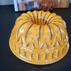 Gele vintage aardewerken  puddingvorm., Antiek en Kunst, Antiek | Schalen, Ophalen of Verzenden