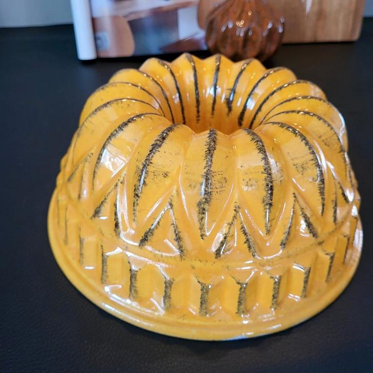 Gele vintage aardewerken  puddingvorm., Antiek en Kunst, Antiek | Schalen, Ophalen of Verzenden