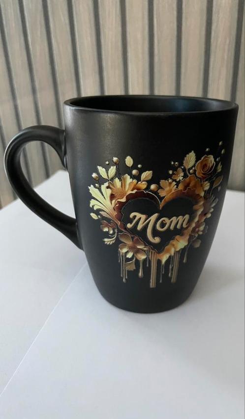 2 Nieuwe zwarte mok/beker met tekst Mom ( moederdagtip ), Huis en Inrichting, Keuken | Servies, Nieuw, Kop(pen) en/of Schotel(s)