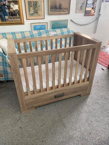 Beda kinderbedje zo goed als nieuw met lade en matras beschikbaar voor biedingen