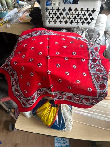 Rode Boerenzakdoek met bloemmotief beschikbaar voor biedingen