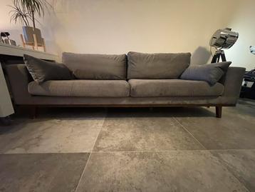 Moderne velvet lounge bank – 237 cm breed – mooie staat beschikbaar voor biedingen