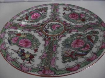 porselein Canton Famille Rose-medaillon bord 26cm Macau 1960 beschikbaar voor biedingen