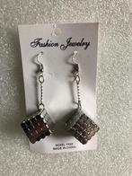 OORHANGERS - VORM VAN DOBBELSTEEN- ZILVERKLEUR, Sieraden, Tassen en Uiterlijk, Oorbellen, Ophalen of Verzenden, Zo goed als nieuw