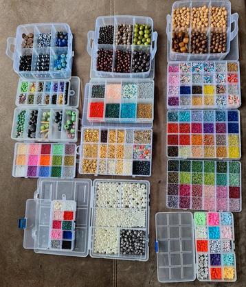 Grote Kralen Collectie met Opbergdozen netjes gesorteerd. beschikbaar voor biedingen