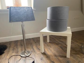 Staande lamp en 2 lampenkappen beschikbaar voor biedingen