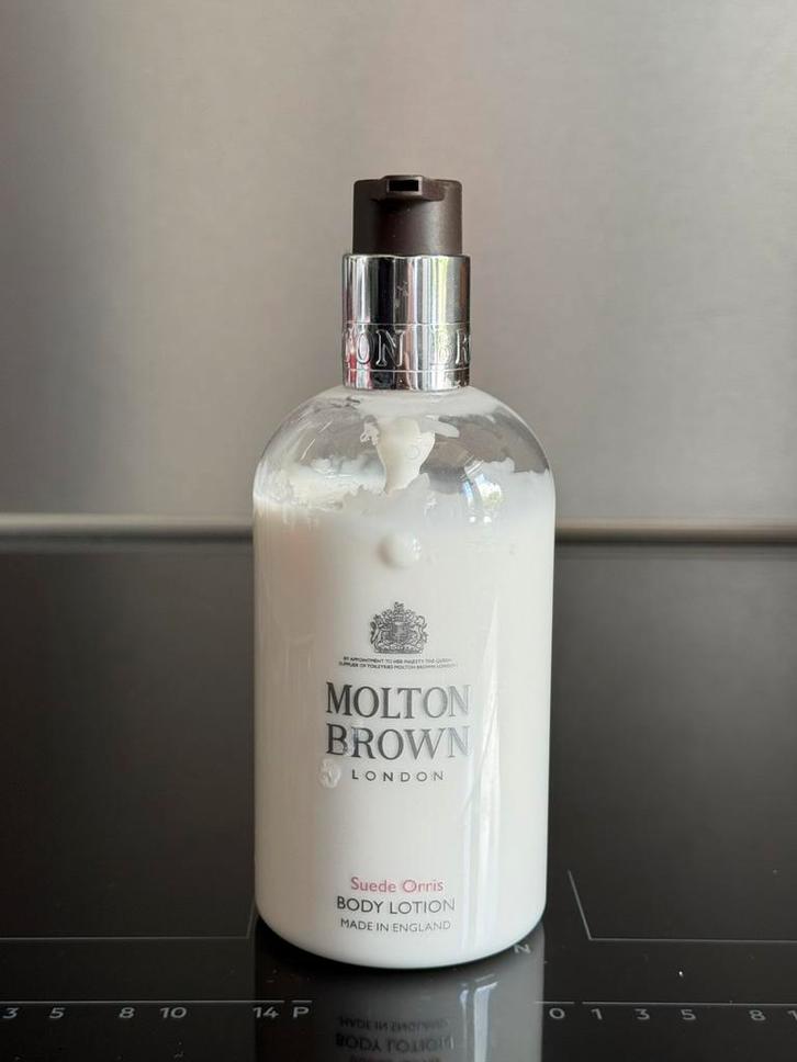 Molton brown suede orris body lotion 300ml zit nog 260ml in, Sieraden, Tassen en Uiterlijk, Uiterlijk | Lichaamsverzorging, Zo goed als nieuw