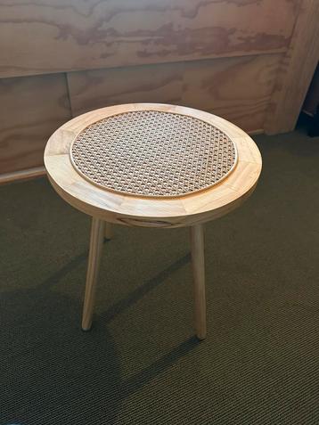 Rotan/webbing bijzettafel beschikbaar voor biedingen