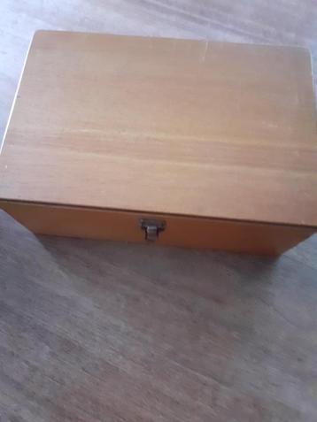 oud houten kistje beschikbaar voor biedingen