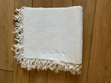 Sprei met wafelpatroon en ingeweven bloemen beschikbaar voor biedingen