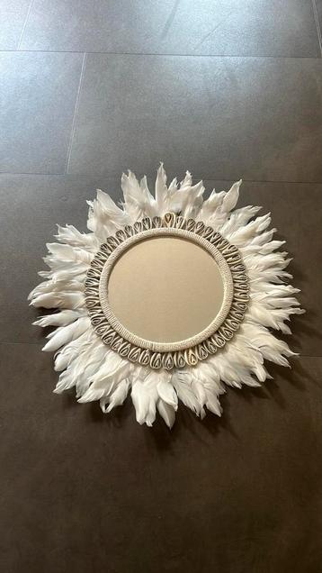 Boho spiegel met veren en schelpen | Ronde wanddecoratie beschikbaar voor biedingen