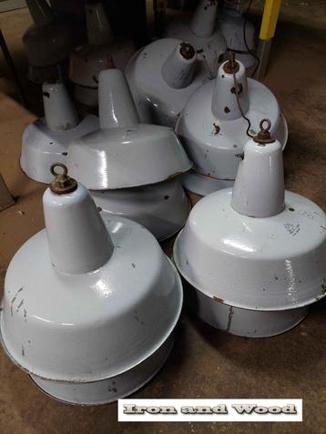 (Partij) emaille oude  grijze vintage lampen(kappen) H32 D41 beschikbaar voor biedingen