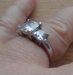 zilveren ring met vierkante geslepen stenen [938], Verzenden, Zo goed als nieuw, 17 tot 18, Dame