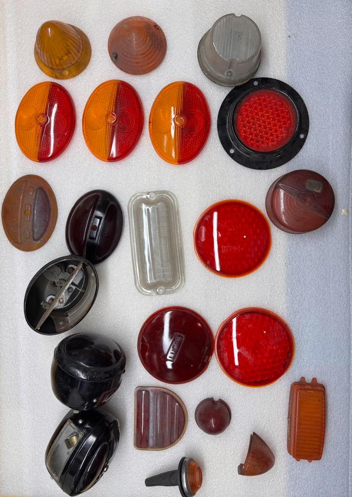 Diverse achterlichten en reflectoren van oldtimers., Auto diversen, Autosport-onderdelen, Ophalen of Verzenden