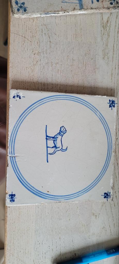 Delfts blauwe tegel met hond, Antiek en Kunst, Antiek | Wandborden en Tegels, Ophalen of Verzenden