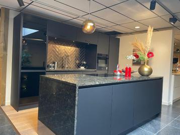 Showroom keuken mat zwart, kook eiland. Graniet. incl appara beschikbaar voor biedingen