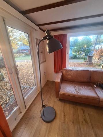 Mooie grijze vloerlamp beschikbaar voor biedingen