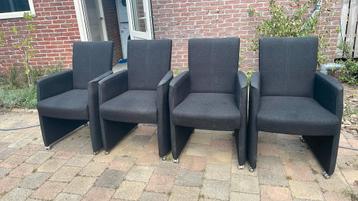 Vier eetstoelen op wielen (antracietkleurig) bijna gratis beschikbaar voor biedingen