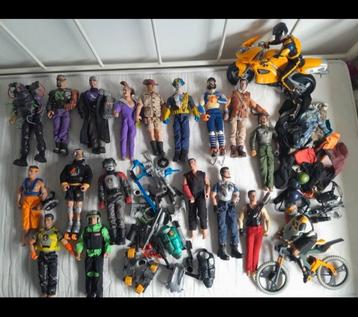 Grote hoeveelheid vintage Action Man Figuren & Accessoires  beschikbaar voor biedingen