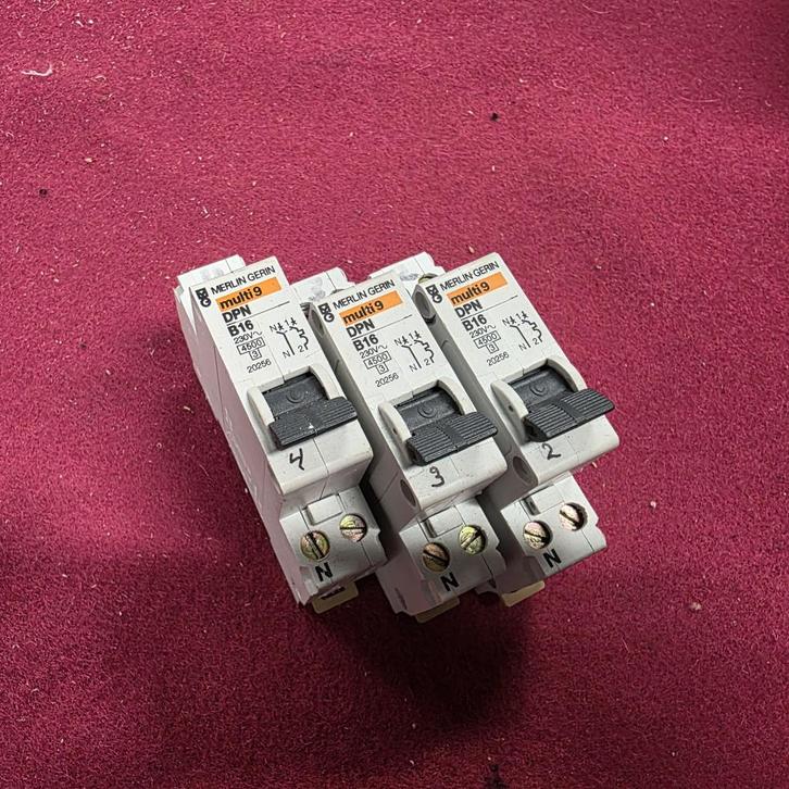 3 stuks   2-polige  installatieautomaat MERLIN GERIN  B16, Doe-het-zelf en Verbouw, Elektra en Kabels, Gebruikt
