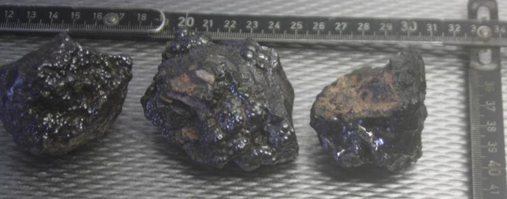 3 Ruwe stukken GOETHIET, samen 670 gram, Verzamelen, Mineralen en Fossielen, Overige typen, Verzenden
