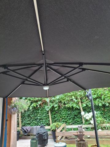 Grote parasol beschikbaar voor biedingen