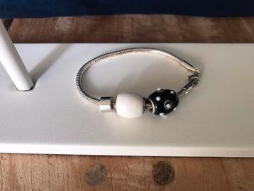 Zilveren  armbandje met 2 glazen kralen. Ongedragen beschikbaar voor biedingen