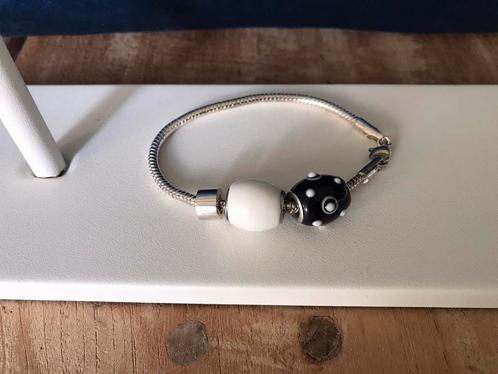 Zilveren  armbandje met 2 glazen kralen. Ongedragen, Sieraden, Tassen en Uiterlijk, Armbanden, Zo goed als nieuw, Zilver, Met bedels of kralen