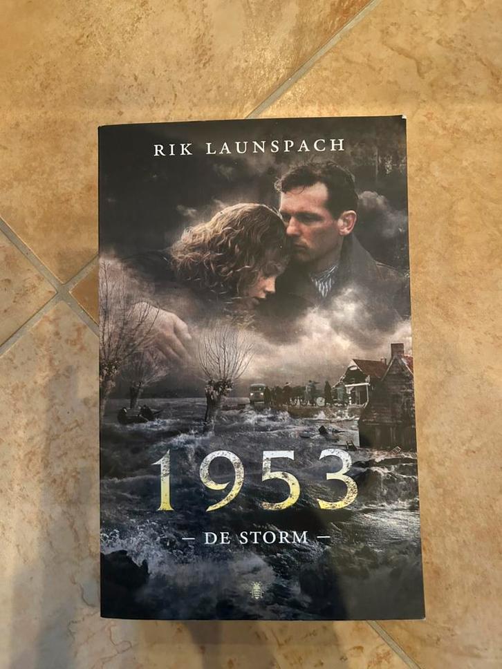 Te Koop: Rik Launspach “1953 de storm”, Boeken, Romans, Zo goed als nieuw, Ophalen of Verzenden