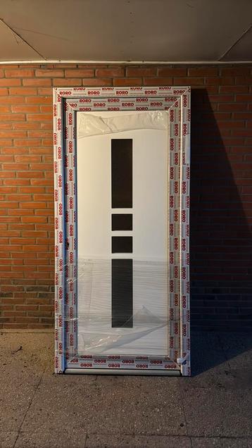 Mooie nieuwe kunstof voordeur/huisdeur met rvs klink beschikbaar voor biedingen