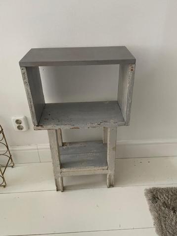 Zelfgemaakt vintage tafeltje / kastje / bijzettafeltje hout. beschikbaar voor biedingen