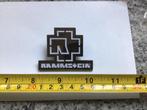 Logo Rammstein pin/speldje nieuw zilver/wit, Nieuw, Ophalen of Verzenden, Logo Rammstein pin/speldje nieuw zilver/wit, Kleding
